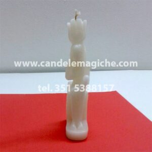 candela raffigurante la statuetta della dea iside
