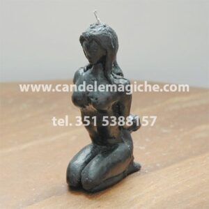 candela raffigurante la statuetta di una donna nera in ginocchio