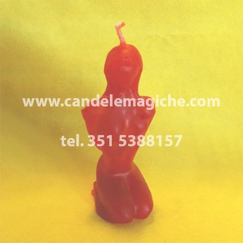 candela raffigurante la statuetta di donna in ginocchio di colore rosso