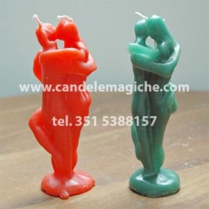 candela statuetta raffigurante un lui e lei abbracciati di colore rosso e verde