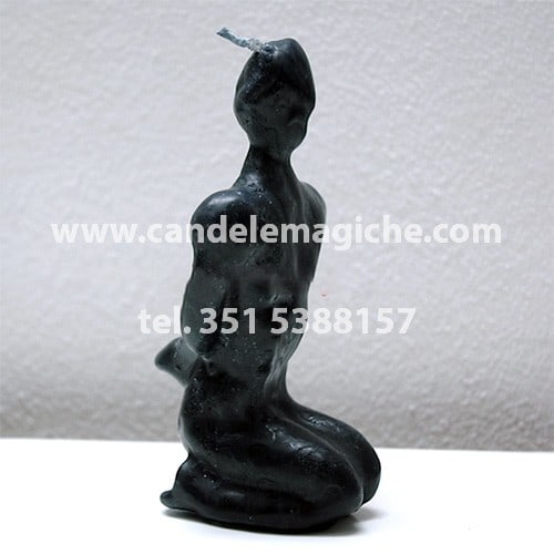 candela raffigurante la statuetta di un uomo in ginocchio di colore nero