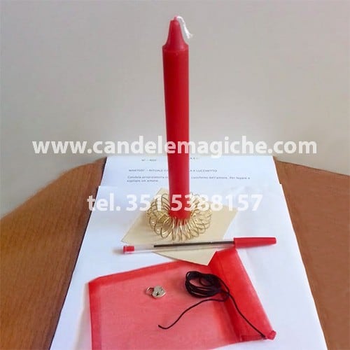 candela rossa con talismano a forma di lucchetto a cuore