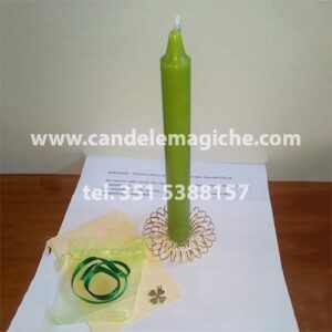 candela verde con talismano a forma di quadrifoglio