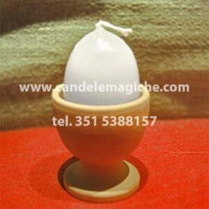 candela a forma di uovo di colore bianco