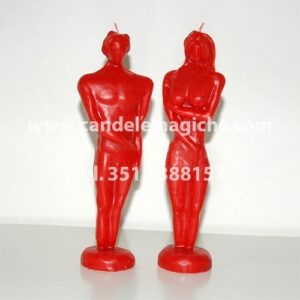 candela a forma di statuette lui e lei di colore rosso