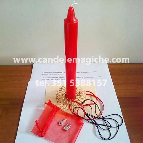 candela propiziatoria con talismani, chiave e lucchetto per sigillare un legame con un rituale
