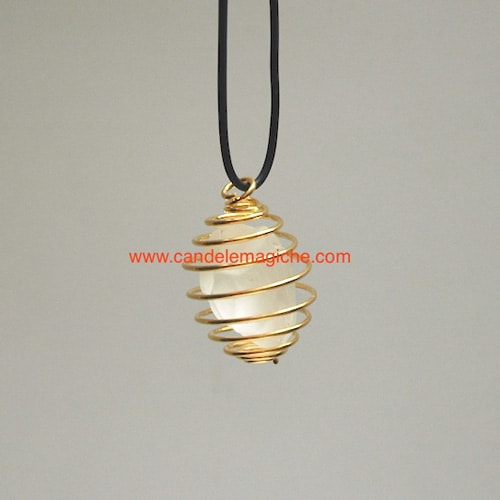 ciondolo con pietra agata bianca cristallizzata avvolta da gabbia spirale