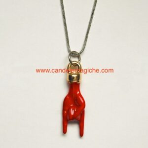 collana con ciondolo a forma di mano con corna di colore rosso