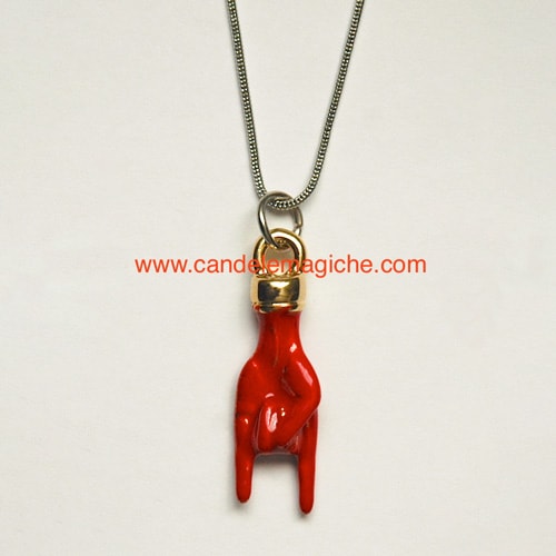 collana con ciondolo a forma di mano con corna di colore rosso