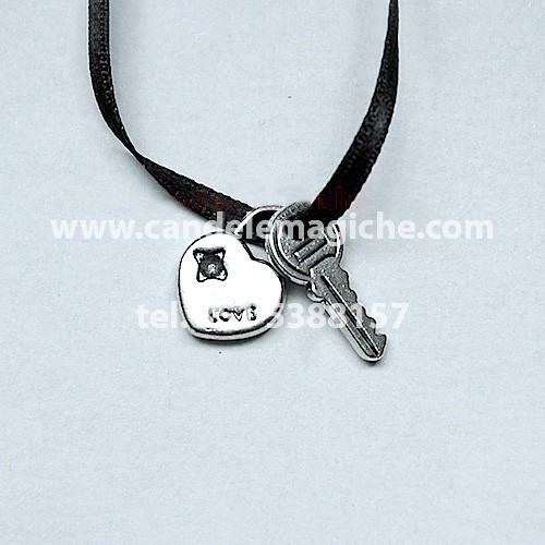 piccolo talismano con ciondoli raffiguranti una chiave ed un lucchetto