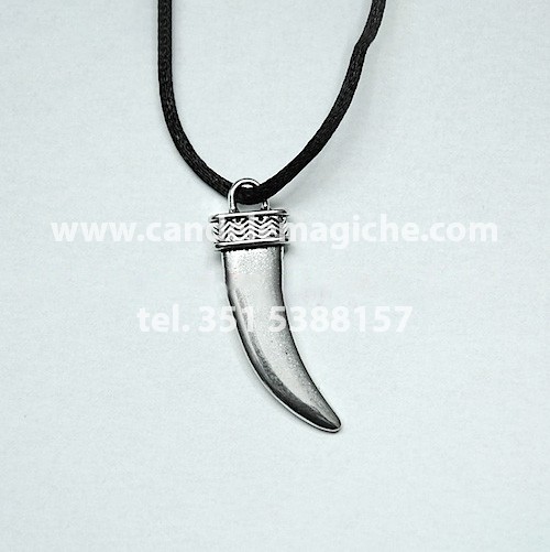 talismano portafortuna con ciondolo a forma di corno