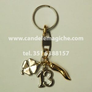 portachiavi talismano triplo con ciondolo a forma di corno, quadrifoglio e numero 13