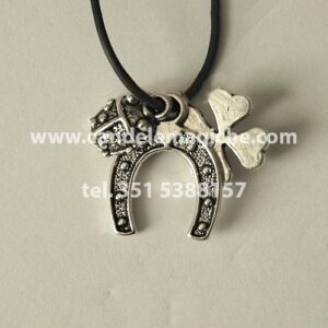 talismano con tre ciondoli a forma di ferro di cavallo, quadrifoglio e coccinella