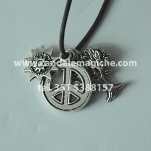 talismano con tre ciondoli a forma di simbolo della pace, albero dell'abbondanza e sole