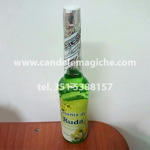 bottiglia di acqua aromatizzata alla ruta