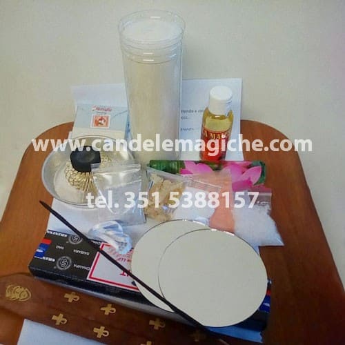 candele, specchi a altri accessori per il rito della specchiatura