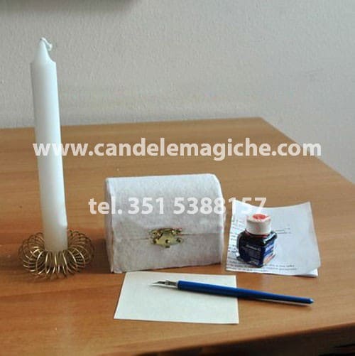 scrigno magico di colore bianco e candela bianca per rituale di benessere