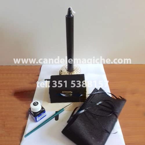candela e cofanetto magico neri per il rituale dello scrigno magico